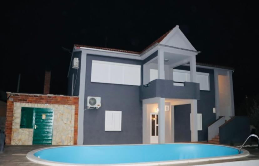 Iva Apartman Sa Bazenom Donji Zemunik Luaran gambar